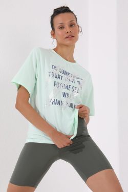 Açık Yeşil Deforme Yazı Baskılı O Yaka Kadın Oversize T-Shirt – 97133