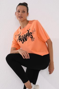 Mercan Asimetrik Yazı Baskılı O Yaka Kadın Oversize T-Shirt – 97136