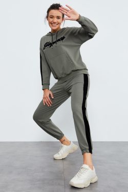 Çağla Kadife Şerit Detaylı Kapüşonlu Rahat Form Lastik Paça Kadın Eşofman Takım – 95307