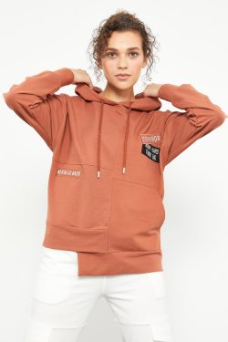 Tarçın Kapüşonlu Asimetrik Kesim Yazı Baskılı Kadın Oversize Sweatshirt – 97168