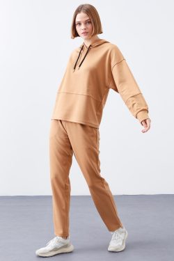 Camel Kapüşonlu Nakış Detaylı Klasik Paça Kadın Oversize Eşofman Takımı – 95310
