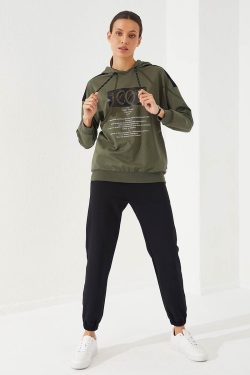 Haki – Siyah Kapüşonlu Baskılı Rahat Form Jogger Kadın Eşofman Takımı – 95266