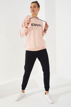 Pembe – Siyah Kapüşonlu Yazı Nakışlı Rahat Form Manşetli Kadın Eşofman Takımı – 95260
