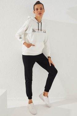 Ekru – Siyah Kapüşonlu Yazı Nakışlı Rahat Form Manşetli Kadın Eşofman Takımı – 95267